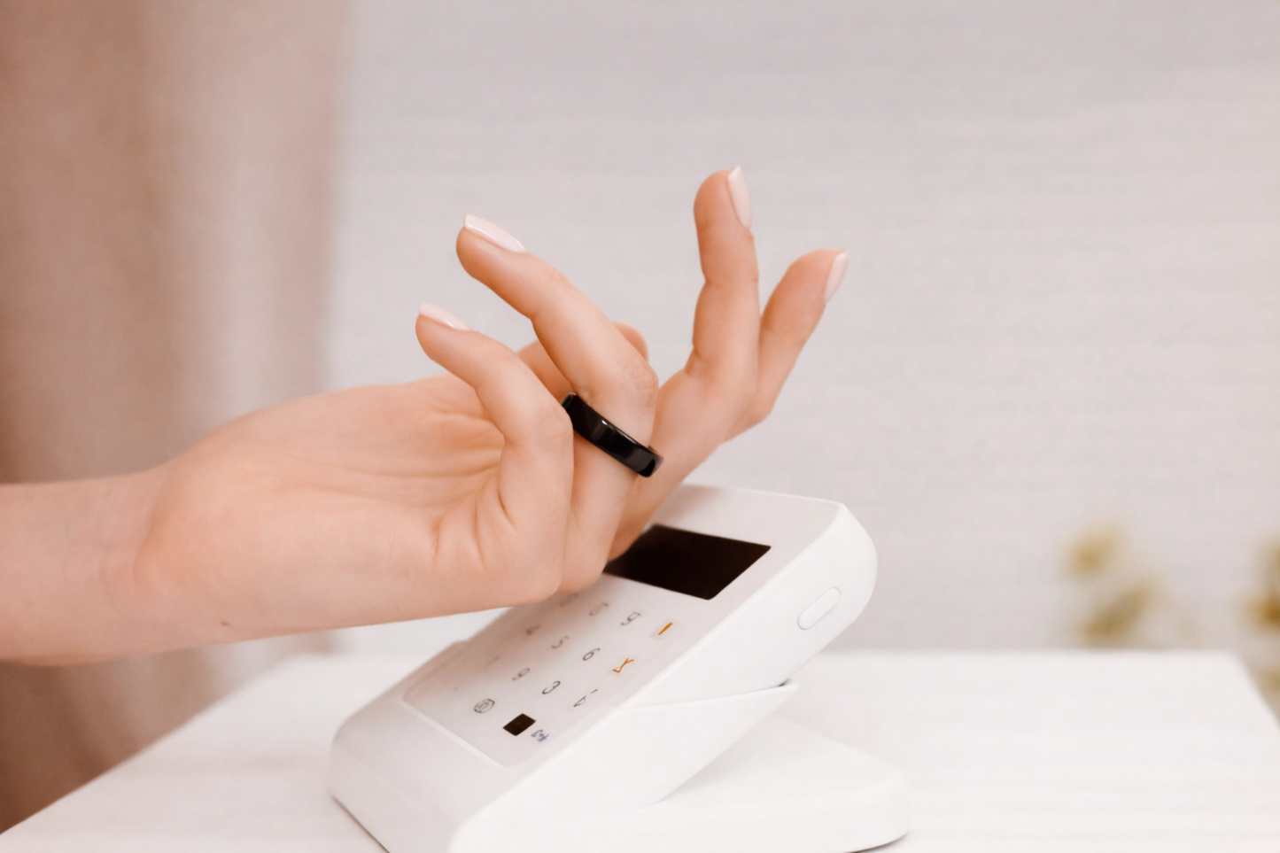 Person paying with Twinn Classic Black ceramic contactless payment ring