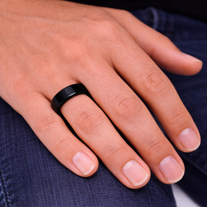 Man wearing Twinn Classic Black ceramic contactless payment ring