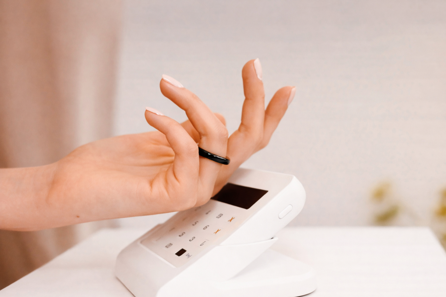 Person paying with Twinn Ultra Black ceramic contactless payment ring