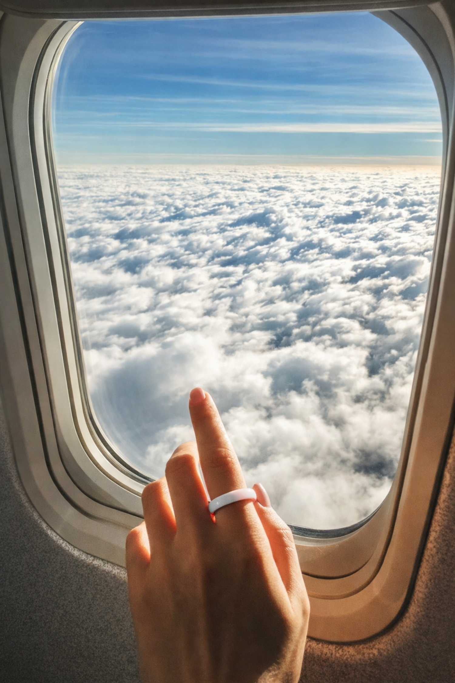 Twinn Ultra White Ceramic lifestyle female hand